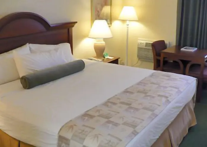 Baymont By Wyndham Sarasota Hotel