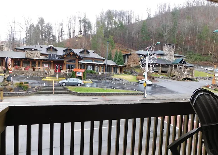 Days Inn & Suites By Wyndham Downtown Gatlinburg Parkway