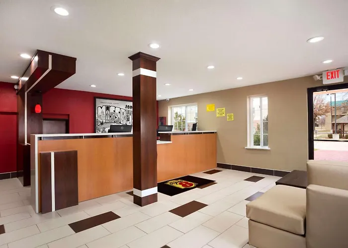 Super 8 By Wyndham Joplin Hotel