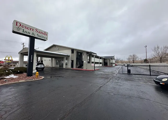 Desert Sands Inn & Suites