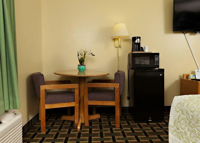 Days Inn By Wyndham Park City Kansas