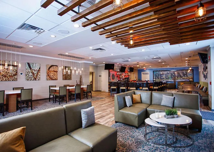 Neenah Hotels