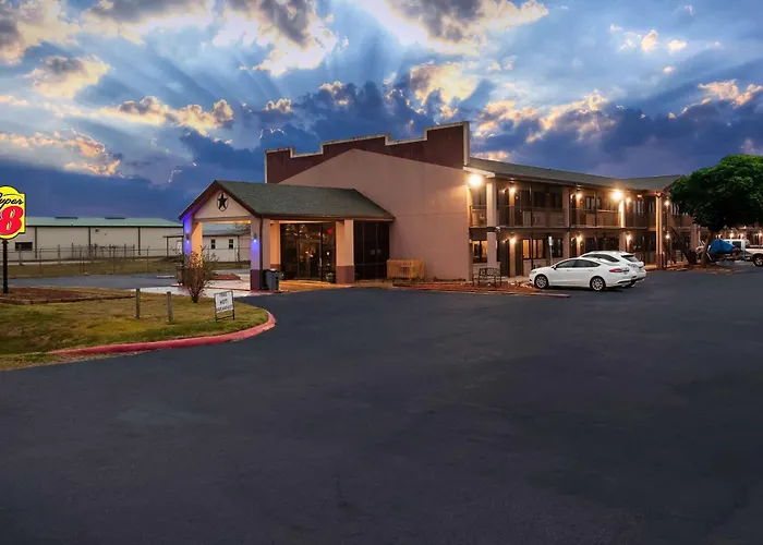 Super 8 By Wyndham Giddings