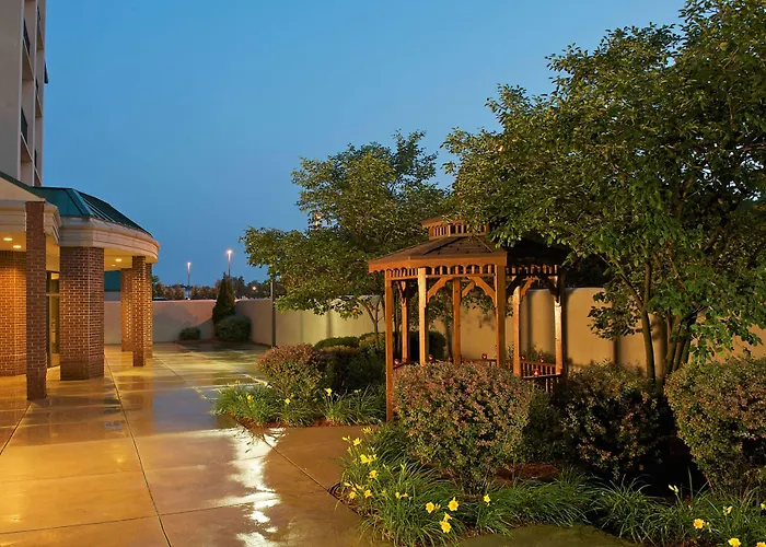 Courtyard By Marriott Bloomington Hotel