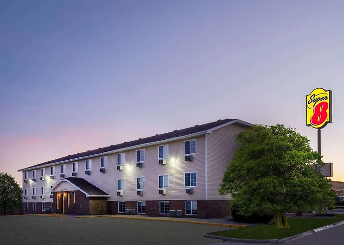 Super 8 By Wyndham Clinton Hotel