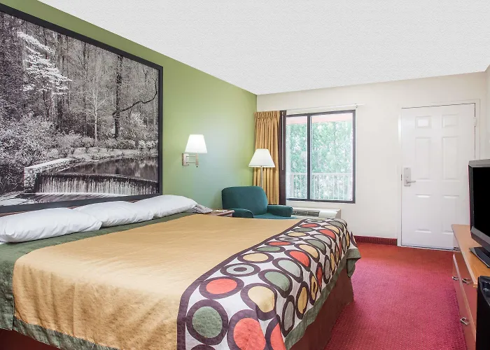 Super 8 By Wyndham Lavonia Hotel