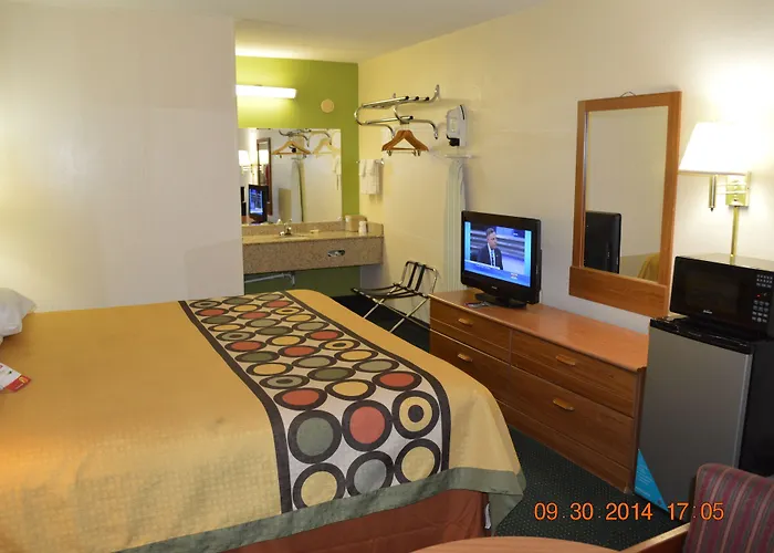 Super 8 By Wyndham Tifton Hotel