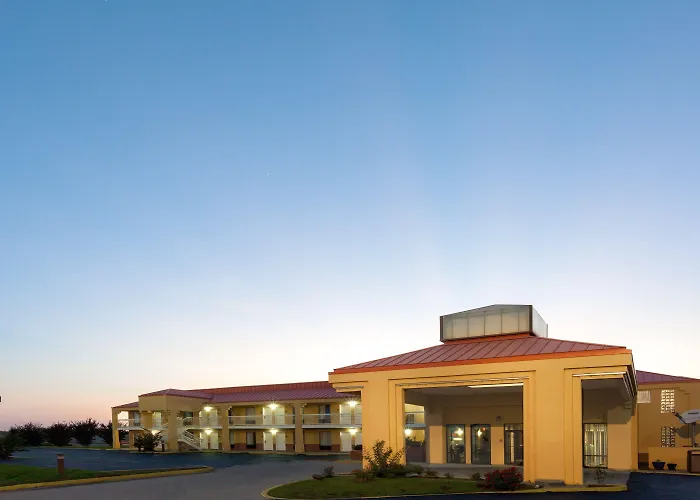 Super 8 By Wyndham Madison/Ridgeland Area Hotel
