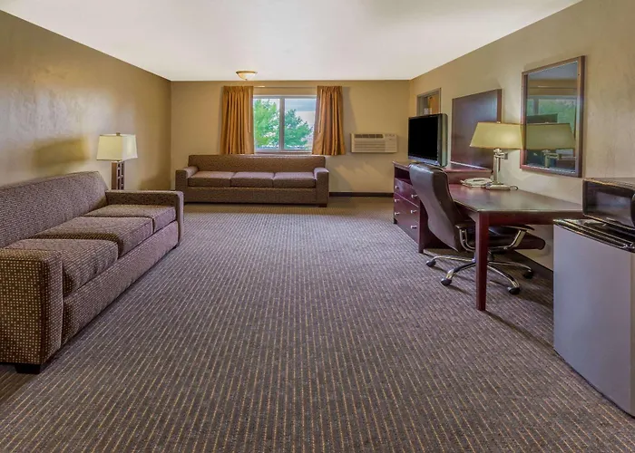 Super 8 By Wyndham Woodburn Hotel