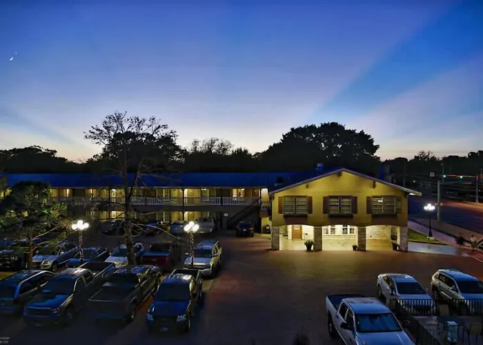 Sunday House Inn And Suites Fredericksburg