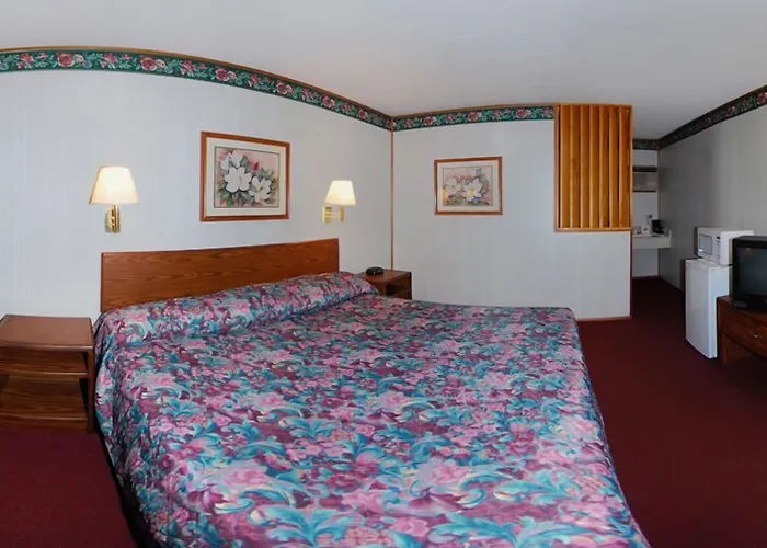 Econo Lodge Wall