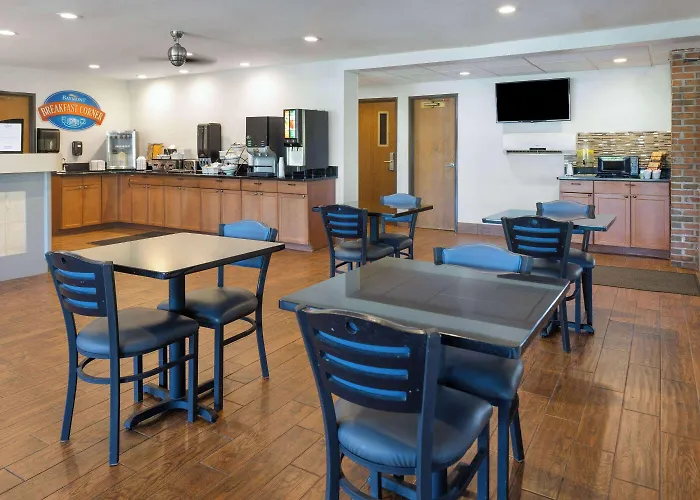Baymont By Wyndham Lagrange Hotel