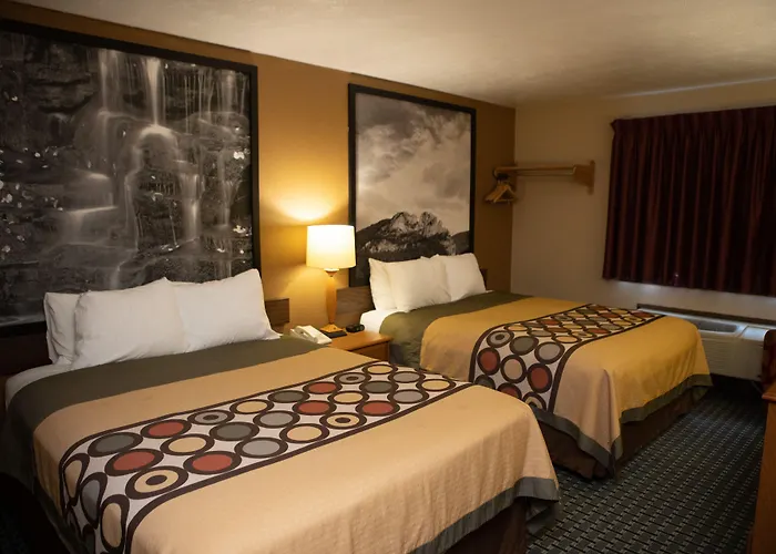 Super 8 By Wyndham Fairmont Hotel