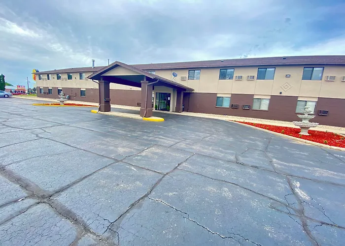 Baymont By Wyndham Oshkosh Airport Hotel