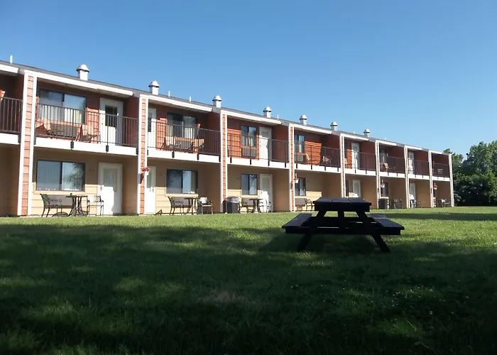 Menominee Hotels