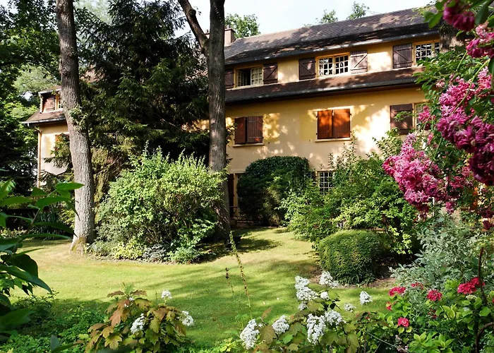 Cazaudehore, maison forestière de charme, restaurant gastronomique, terrasse ombragée et jardin Saint-Germain-en-Laye