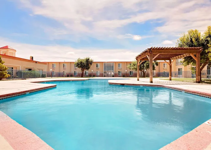 Super 8 By Wyndham Plainview Hotel