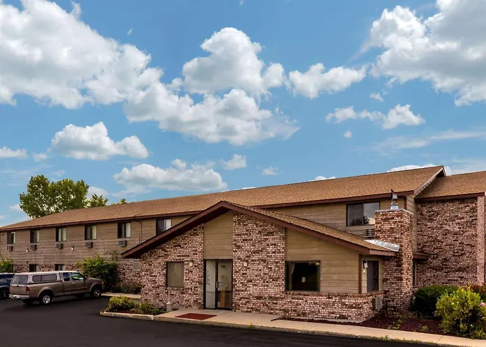Super 8 By Wyndham Hartford Wi Hotel
