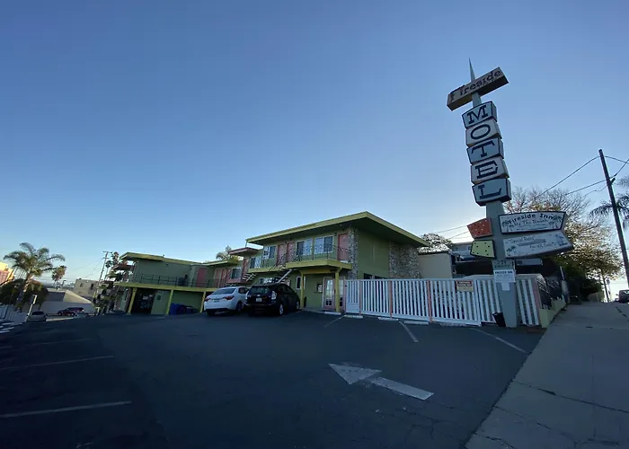 Fireside Inn By The Beach Boardwalk & Bowling