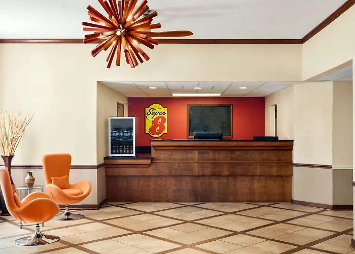 Super 8 By Wyndham Clinton Hotel