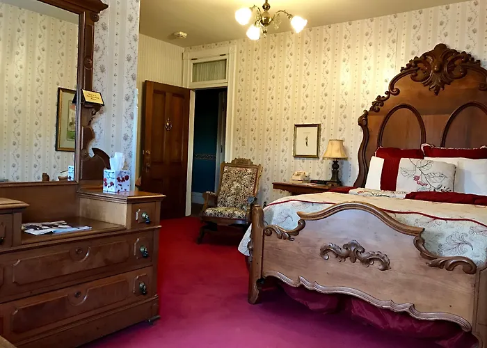 The Redstone Inn And Suites Dubuque