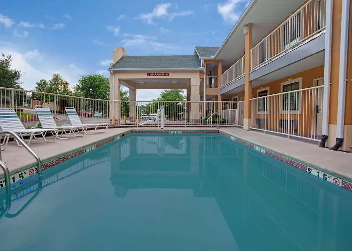 Days Inn By Wyndham Marietta White Water