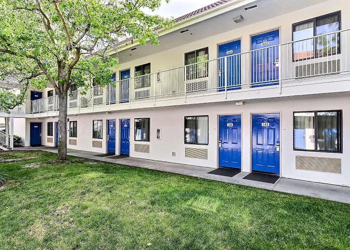 Pinole Hotels