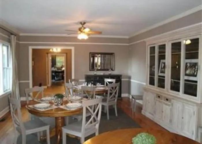 Cinnamon Bear Creekside Inn