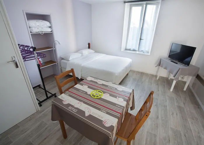 Saint-Laurent-Nouan Hotels