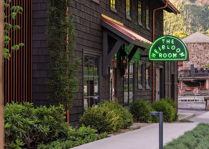 Historic Rocky Waters Inn, A Small Luxury Hotel