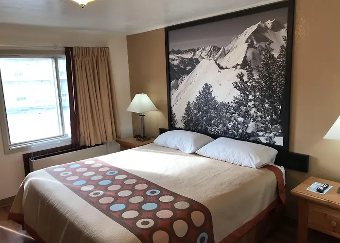 Super 8 By Wyndham Evanston