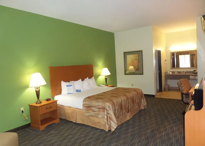 Pearsall Hotels