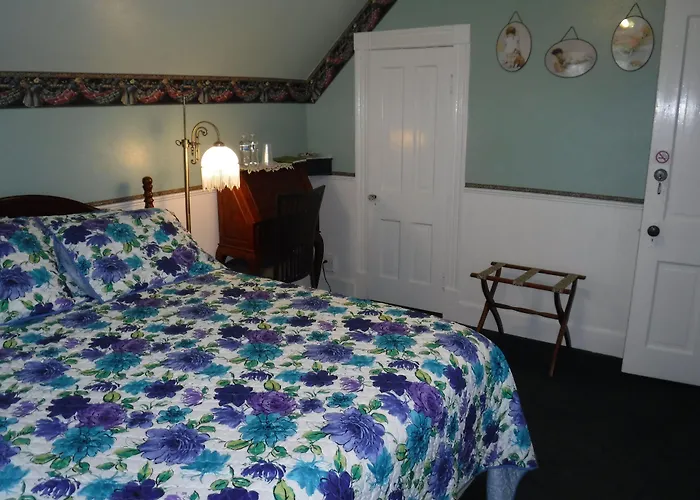 The Silk Pincushion (Adults Only) Bed & Breakfast Golden