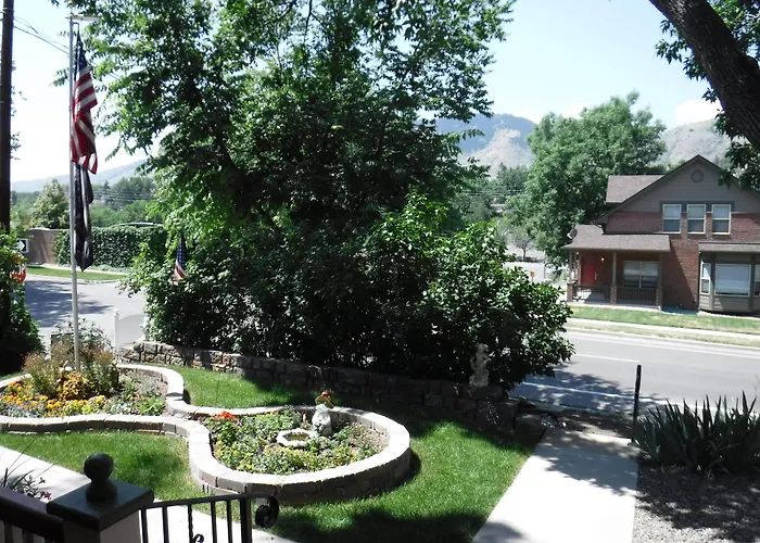 The Silk Pincushion (Adults Only) Bed & Breakfast Golden