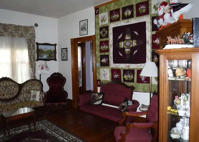 The Silk Pincushion (Adults Only) Bed & Breakfast Golden