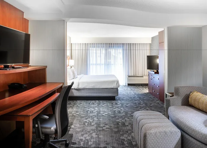 Courtyard By Marriott Denton Hotel
