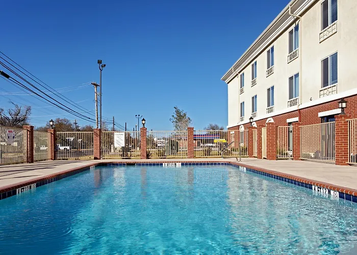 Ozona Hotels