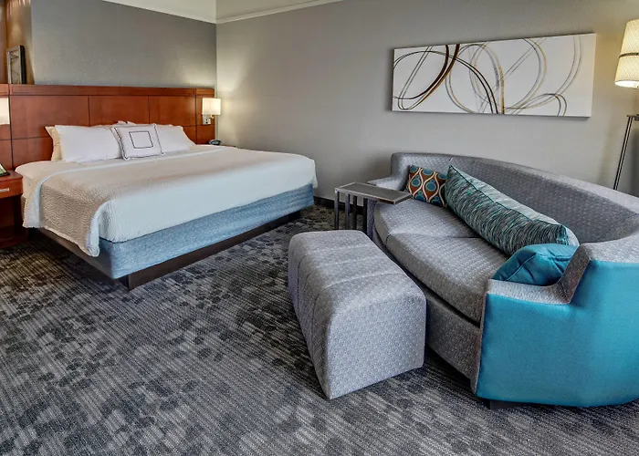 Courtyard By Marriott Troy Hotel