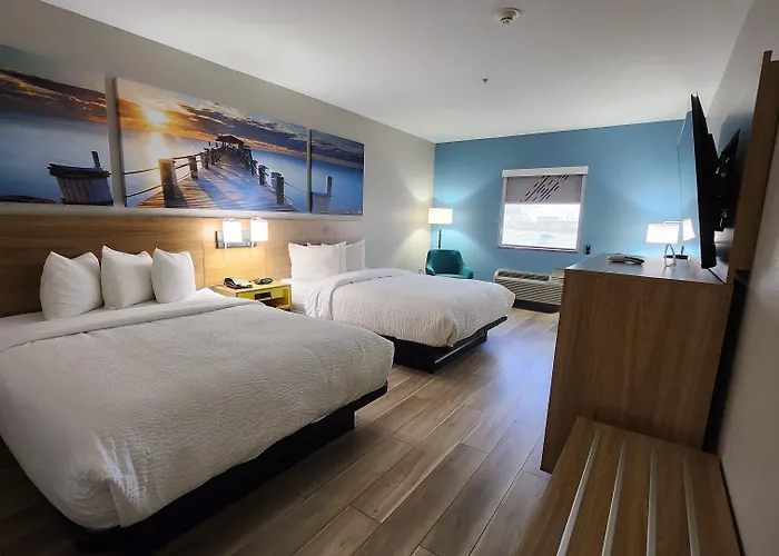 Days Inn & Suites By Wyndham Russellville