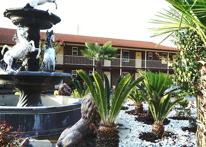 American Inn & Suites - Savannah / Garden City
