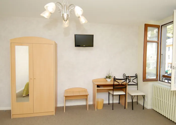 Montmelian Hotels