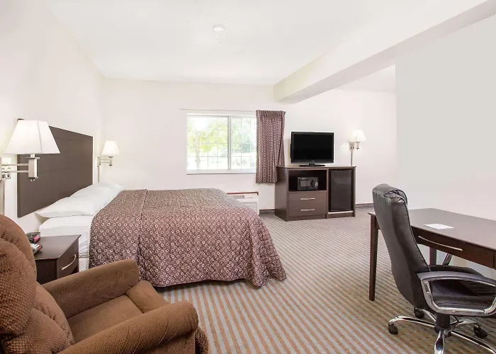 Cedar Falls Hotels