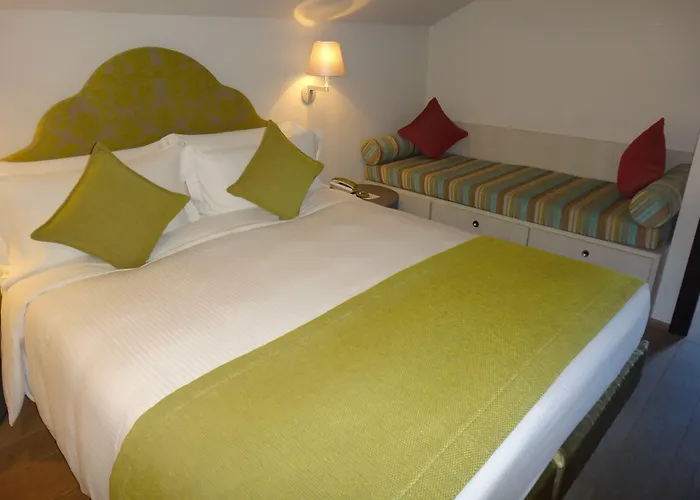 Hotels in Varraze
