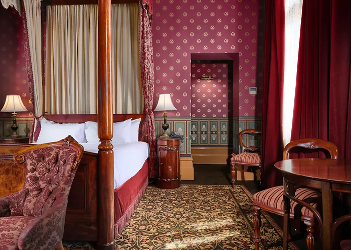 Hotels in Chewton