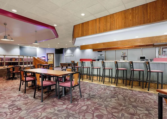 Ramada By Wyndham Alpena Hotel