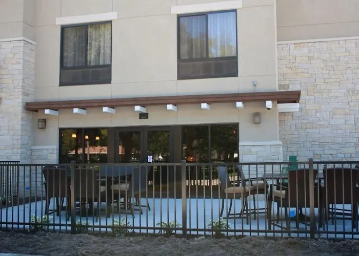 Parkwood Inn & Suites