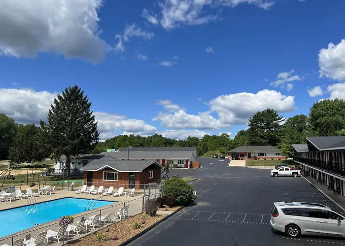 All Star Inn & Suites