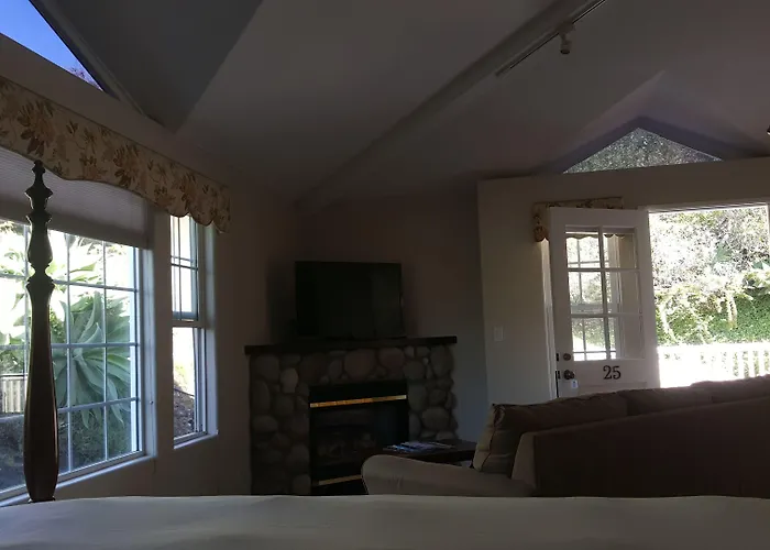 Malibu Country Inn