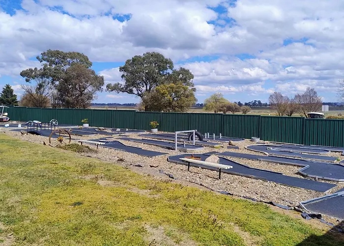 Guyra Hotels