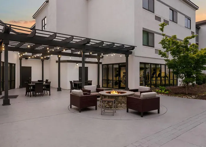 Courtyard Charlotte Airport North Hotel